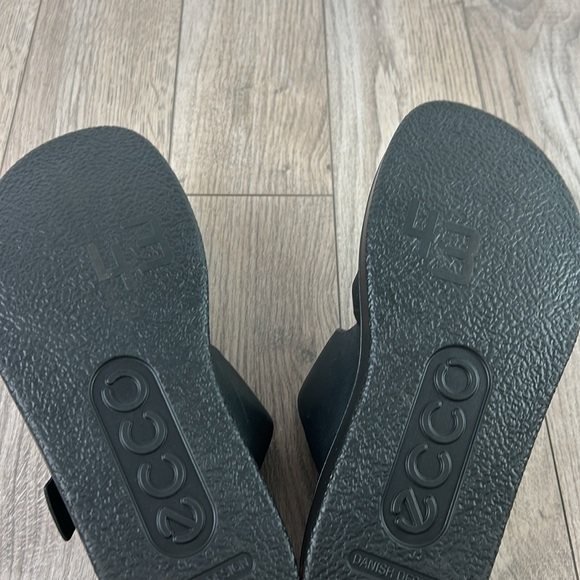 Perfect like new ECCO Men's Flowt Lux Slide Flat Sandal - Picture 4 of 6